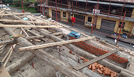 Rimozione vetusta struttura in legno con ponti e sottoponti di protezione