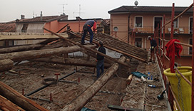 Rimozione vetusta struttura in legno con ponti e sottoponti di protezione