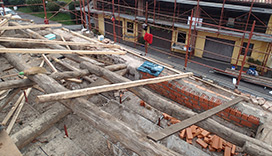Rimozione vetusta struttura in legno con ponti e sottoponti di protezione