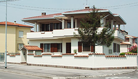 Panoramica villa a tetto ultimato con lattoneria in acciaio inox